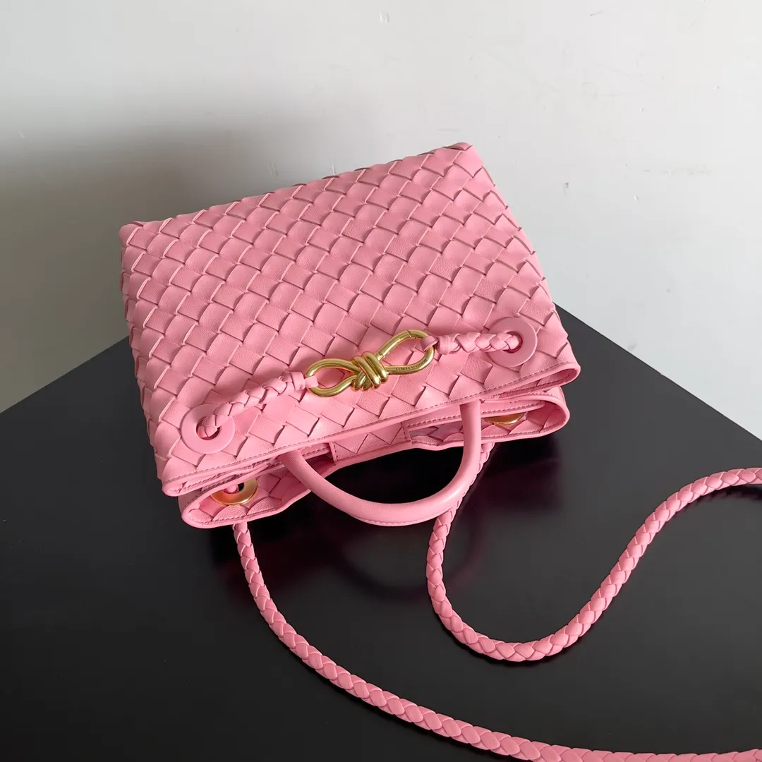 The 2023 new Andiamo batch of 1860 BV has been shipped‼ ️Really popular🔥The new Andiamo woven handbag launched by Bottega Veneta this season is really popular all over the world! ! Celebrities at home and abroad have worn it, and Oscar-winning actress Michelle Yeoh has taken it out on the street. Song Jia, Trai Yara, Yu Feihong, Sanji Ayaka, Rosie Hunting-Whiteley, Yoshioka Riho, etc. have all picked up this bag. It is classic and versatile, showing off its temperament, and the bag capacity is also large, which is very convenient for daily commuting! ! A variety of carrying methods, the shoulder straps can be adjusted by yourself, the original lambskin feels soft and delicate, and the neutral style is made to break gender boundaries and bring a more practical and longer-lasting use experience. Andiamo, which has both elegant and casual styles, perfectly interprets the true appearance of "fashionable old money style". Style number: 743568 Size: 25*22*10.5cm